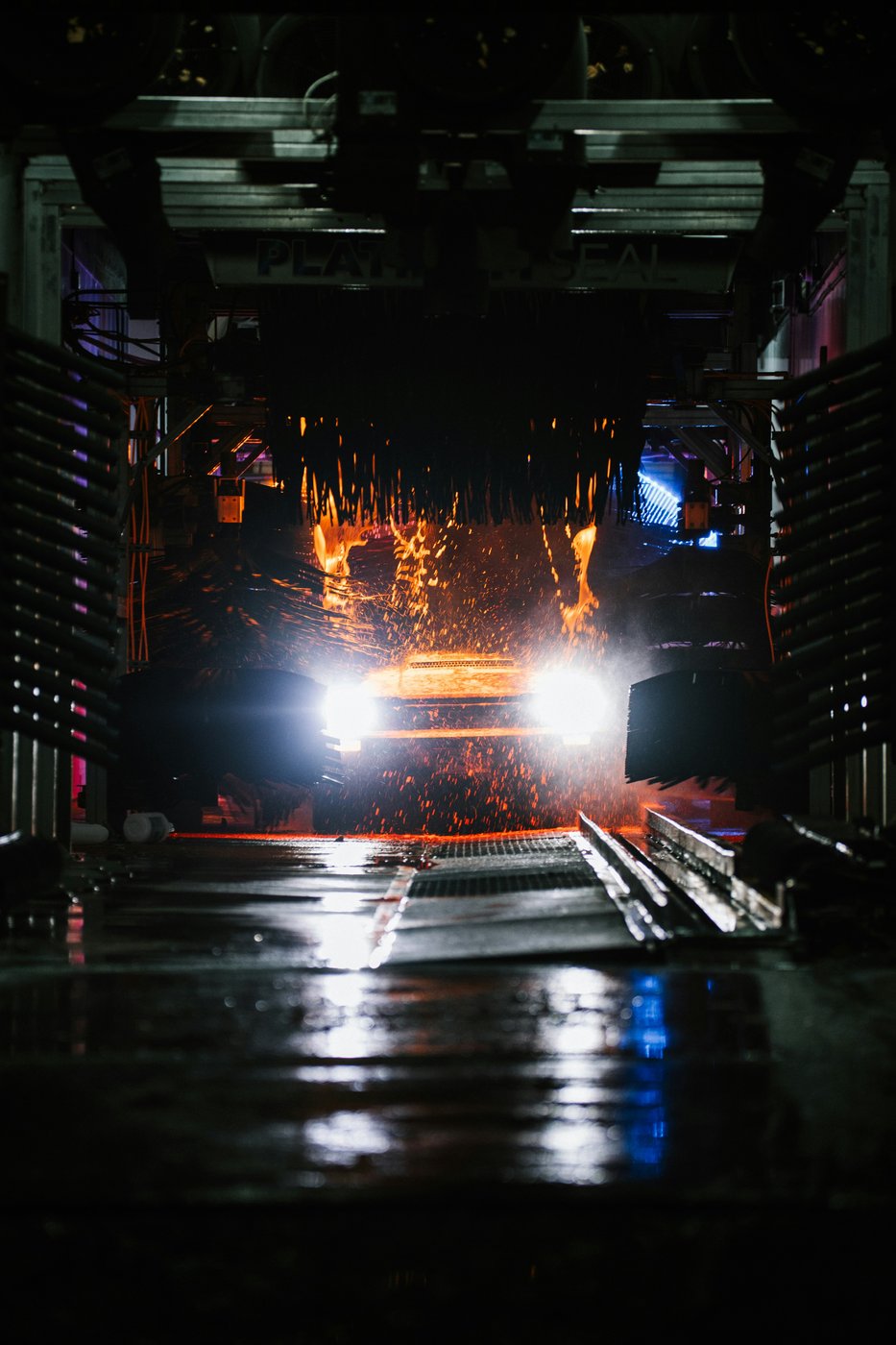 Portique automatique de lavage poids lourd au centre Camion Net de Rungis