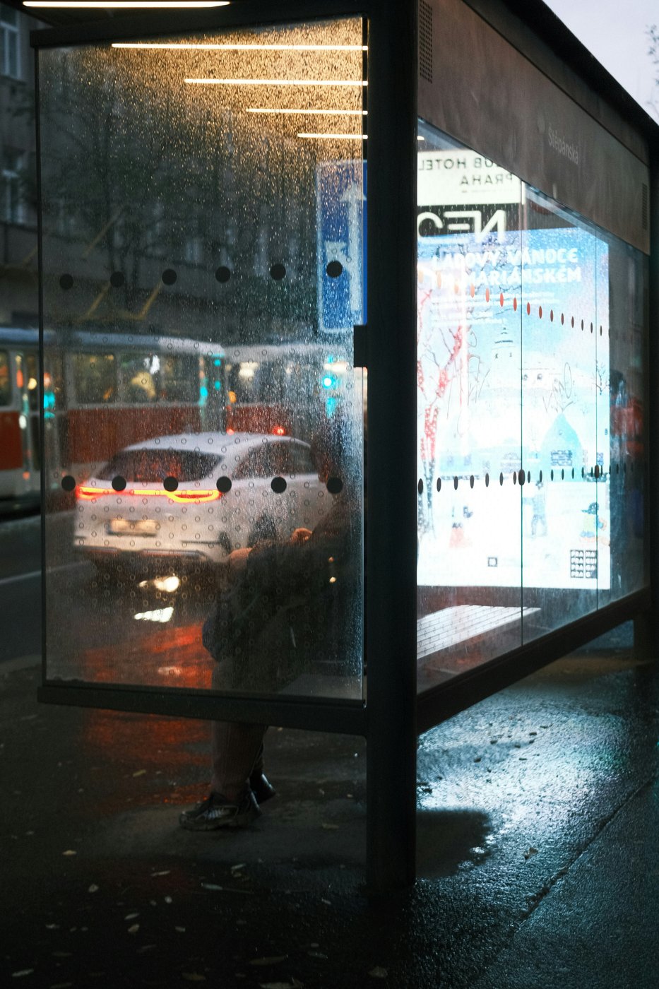 Nettoyage professionnel de mobilier urbain — abribus en milieu urbain